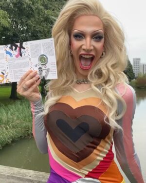 Ma'Ma Queen Instagram - Dragqueens love coins! Helemaal deze bijzondere munt. Dit is namelijk de herdenkingsmunt dat het @cocnld 50 jaar geleden erkenning kreeg. Daarom heeft @royaldutchmint deze speciale limited edition munt geslagen. 
Het coc is een belangenorganisatie die zich al ruim 60 jaar inzet voor acceptatie en emancipatie van de lgbtqia+ communitie. Waarvan dus 50 jaar als door het koningshuis erkend. 
Mijn eerste queer avond in Doetinchem, waar ik ben geboren en opgegroeid, was een COC avond in een buurthuis. Hoe meer ik mn queer identiteit heb ontdekt des te vaker ik deze organisatie tegen kwam. We hopen natuurlijk dat deze organisatie op een gegeven moment niet meer nodig is omdat we allemaal veilig ons zelf kunnen zijn. Maar het tegenover gestelde is helaas waar. Daarom zijn organisaties zoals het COC ontzettend belangrijk. 
Ik dacht voor deze gelegenheid ga ik lekker de straat op, om te laten zien dat ik me niet uit het veld laat slaan en mn plek in de maatschappij claim, zichtbaar ben en mezelf ben waar ik ook kom! 
@cocnld bedankt voor jullie kracht, doorzettingsvermogen en inspiratie. En natuurlijk bedankt dat ik deze bijzondere munt heb mogen ontvangen! 
Je kan je eigen munt bestellen op www.knm.nl/coc #royaldutchmint #munt #coin #coc