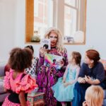 Ma'Ma Queen Instagram - Afgelopen zondag waren @iammamaqueen en de @bozebitchesboekenclub_ weer op bezoek voor een Drag Reading Hour! Er werd gemake-upt, voorgelezen (ja, inderdaad weer uit ‘DE NEEhoorn’) en de snoepjes en popcorn gingen hard (en werden de volgende dag nog in alle hoeken van The Writer’s Guide gevonden). Kortom: een topmiddag! Tot de volgende! 🏳️‍🌈 #dragstorytime #reading #bookclub #feministbookclub #rotterdam The Writer's Guide