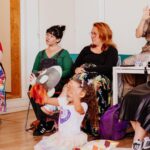 Ma'Ma Queen Instagram - Afgelopen zondag waren @iammamaqueen en de @bozebitchesboekenclub_ weer op bezoek voor een Drag Reading Hour! Er werd gemake-upt, voorgelezen (ja, inderdaad weer uit ‘DE NEEhoorn’) en de snoepjes en popcorn gingen hard (en werden de volgende dag nog in alle hoeken van The Writer’s Guide gevonden). Kortom: een topmiddag! Tot de volgende! 🏳️‍🌈 #dragstorytime #reading #bookclub #feministbookclub #rotterdam The Writer's Guide