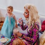 Ma'Ma Queen Instagram - Afgelopen zondag waren @iammamaqueen en de @bozebitchesboekenclub_ weer op bezoek voor een Drag Reading Hour! Er werd gemake-upt, voorgelezen (ja, inderdaad weer uit ‘DE NEEhoorn’) en de snoepjes en popcorn gingen hard (en werden de volgende dag nog in alle hoeken van The Writer’s Guide gevonden). Kortom: een topmiddag! Tot de volgende! 🏳️‍🌈 #dragstorytime #reading #bookclub #feministbookclub #rotterdam The Writer's Guide