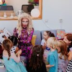 Ma'Ma Queen Instagram - Afgelopen zondag waren @iammamaqueen en de @bozebitchesboekenclub_ weer op bezoek voor een Drag Reading Hour! Er werd gemake-upt, voorgelezen (ja, inderdaad weer uit ‘DE NEEhoorn’) en de snoepjes en popcorn gingen hard (en werden de volgende dag nog in alle hoeken van The Writer’s Guide gevonden). Kortom: een topmiddag! Tot de volgende! 🏳️‍🌈 #dragstorytime #reading #bookclub #feministbookclub #rotterdam The Writer's Guide