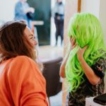 Ma'Ma Queen Instagram - Afgelopen zondag waren @iammamaqueen en de @bozebitchesboekenclub_ weer op bezoek voor een Drag Reading Hour! Er werd gemake-upt, voorgelezen (ja, inderdaad weer uit ‘DE NEEhoorn’) en de snoepjes en popcorn gingen hard (en werden de volgende dag nog in alle hoeken van The Writer’s Guide gevonden). Kortom: een topmiddag! Tot de volgende! 🏳️‍🌈 #dragstorytime #reading #bookclub #feministbookclub #rotterdam The Writer's Guide