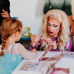 Ma'Ma Queen Instagram - Afgelopen zondag waren @iammamaqueen en de @bozebitchesboekenclub_ weer op bezoek voor een Drag Reading Hour! Er werd gemake-upt, voorgelezen (ja, inderdaad weer uit ‘DE NEEhoorn’) en de snoepjes en popcorn gingen hard (en werden de volgende dag nog in alle hoeken van The Writer’s Guide gevonden). Kortom: een topmiddag! Tot de volgende! 🏳️‍🌈 #dragstorytime #reading #bookclub #feministbookclub #rotterdam The Writer's Guide