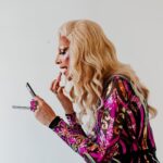 Ma'Ma Queen Instagram - Afgelopen zondag waren @iammamaqueen en de @bozebitchesboekenclub_ weer op bezoek voor een Drag Reading Hour! Er werd gemake-upt, voorgelezen (ja, inderdaad weer uit ‘DE NEEhoorn’) en de snoepjes en popcorn gingen hard (en werden de volgende dag nog in alle hoeken van The Writer’s Guide gevonden). Kortom: een topmiddag! Tot de volgende! 🏳️‍🌈 #dragstorytime #reading #bookclub #feministbookclub #rotterdam The Writer's Guide