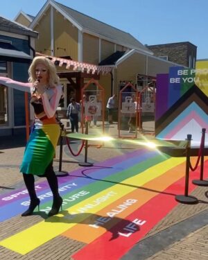 Ma'Ma Queen Instagram - Happy Pride month van Ma'MaQueen en Batavia Stad Fashion Outlet! Ter ere van deze bijzondere en belangrijke maand ontwierp ik een limited edition tas voor Batavia Stad, waarvan de opbrengsten naar ILGA- Europe gaan, die ervoor knokt om elk LGBTQIA+ persoon vrij, veilig en gelijk te maken. Jij kan een van de tassen winnen! 🚀 Bemachtig een van door Ma’MaQueen gesigneerde tassen door het volgende te doen:

- Like en share deze post en tag @bataviastad en @iammamaqueen 
- Tag 3 vrienden die ook mee moeten doen met deze winactie omdat ze deze prachtige tas het hele jaar door met trots kunnen dragen! 

✨ Happy Pride Month ✨
🖤🤎🩶🤍🩵💙💜🩷❤️🧡💛💚

Eind van de maand maken we de winnaars bekent. 

ps: als je de gewoon de tas wil kopen, ga naar de link (3e) in mn bio! 
#partner #bataviastad #LGBTQIA+ #winactie