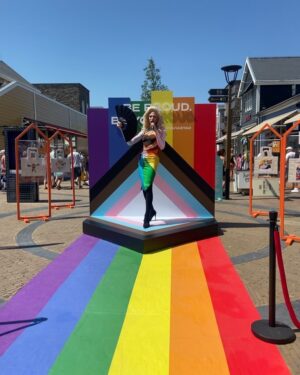 Ma'Ma Queen Instagram - Happy Pride month van Ma'MaQueen en Batavia Stad Fashion Outlet! Ter ere van deze bijzondere en belangrijke maand ontwierp ik een limited edition tas voor Batavia Stad, waarvan de opbrengsten naar ILGA- Europe gaan, die ervoor knokt om elk LGBTQIA+ persoon vrij, veilig en gelijk te maken. Jij kan een van de tassen winnen! 🚀 Bemachtig een van door Ma’MaQueen gesigneerde tassen door het volgende te doen:

- Like en share deze post en tag @bataviastad en @iammamaqueen 
- Tag 3 vrienden die ook mee moeten doen met deze winactie omdat ze deze prachtige tas het hele jaar door met trots kunnen dragen! 

✨ Happy Pride Month ✨
🖤🤎🩶🤍🩵💙💜🩷❤️🧡💛💚

Eind van de maand maken we de winnaars bekent. 

ps: als je de gewoon de tas wil kopen, ga naar de link (3e) in mn bio! 
#partner #bataviastad #LGBTQIA+ #winactie