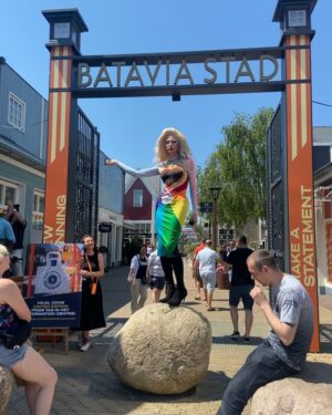 Ma'Ma Queen Instagram - Happy Pride month van Ma'MaQueen en Batavia Stad Fashion Outlet! Ter ere van deze bijzondere en belangrijke maand ontwierp ik een limited edition tas voor Batavia Stad, waarvan de opbrengsten naar ILGA- Europe gaan, die ervoor knokt om elk LGBTQIA+ persoon vrij, veilig en gelijk te maken. Jij kan een van de tassen winnen! 🚀 Bemachtig een van door Ma’MaQueen gesigneerde tassen door het volgende te doen:

- Like en share deze post en tag @bataviastad en @iammamaqueen 
- Tag 3 vrienden die ook mee moeten doen met deze winactie omdat ze deze prachtige tas het hele jaar door met trots kunnen dragen! 

✨ Happy Pride Month ✨
🖤🤎🩶🤍🩵💙💜🩷❤️🧡💛💚

Eind van de maand maken we de winnaars bekent. 

ps: als je de gewoon de tas wil kopen, ga naar de link (3e) in mn bio! 
#partner #bataviastad #LGBTQIA+ #winactie