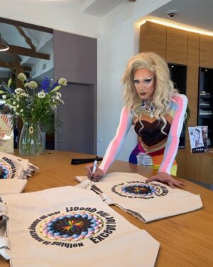 Ma'Ma Queen Instagram - Happy Pride month van Ma'MaQueen en Batavia Stad Fashion Outlet! Ter ere van deze bijzondere en belangrijke maand ontwierp ik een limited edition tas voor Batavia Stad, waarvan de opbrengsten naar ILGA- Europe gaan, die ervoor knokt om elk LGBTQIA+ persoon vrij, veilig en gelijk te maken. Jij kan een van de tassen winnen! 🚀 Bemachtig een van door Ma’MaQueen gesigneerde tassen door het volgende te doen:

- Like en share deze post en tag @bataviastad en @iammamaqueen 
- Tag 3 vrienden die ook mee moeten doen met deze winactie omdat ze deze prachtige tas het hele jaar door met trots kunnen dragen! 

✨ Happy Pride Month ✨
🖤🤎🩶🤍🩵💙💜🩷❤️🧡💛💚

Eind van de maand maken we de winnaars bekent. 

ps: als je de gewoon de tas wil kopen, ga naar de link (3e) in mn bio! 
#partner #bataviastad #LGBTQIA+ #winactie