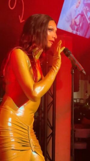 Ma'Ma Queen Instagram - Microphone off please! Haha #lipsinc Make it rain @shobean 💖 #dragqueen #funny #live