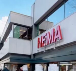 Ma'Ma Queen Instagram - Wat een droom; Ma’Ma x Hema! 
 What a dream! A non-binary trans feminine Drag Artist modeling for @hemanederland, the Dutch most famous Wearhouse. Known for their Hema-hotdogs 🌭 & Hema-tompouce. Right now I am only visible in Hilversum and from the 6th of april also in Alkmaar but fingers crossed you can see me soon in every Hema in the Netherlands! 

I am proud of you @hemanederland that, in this day and age where the world feels smaller but the distance between people feels bigger, @hemanederland choses to include a person like me to represent their Hema-family. Thank you so much!
♥️

Team: @hemanederland @bartkleijzen , Martine Buis, Leonie Verlaan
Concept & fotograaf: @rose.schildwacht 
Creative fotografie producer: @claudiaeva_schmidt 
Styling: @meikelinthorst 
Pruik: @vivaldified 
Make-up: @iammamaqueen 
Shoes: @silhouette_schoenen 
Haar en make up on set: @daphneweijers 
Bureau: @totalcreationnl 
Agency: @thedragagency 

Special thanks to @missabbyomg for letting me borrow your wig 💖