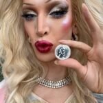 Ma'Ma Queen Instagram - Dragqueens love coins! Helemaal deze bijzondere munt. Dit is namelijk de herdenkingsmunt dat het @cocnld 50 jaar geleden erkenning kreeg. Daarom heeft @royaldutchmint deze speciale limited edition munt geslagen. Het coc is een belangenorganisatie die zich al ruim 60 jaar inzet voor acceptatie en emancipatie van de lgbtqia+ communitie. Waarvan dus 50 jaar als door het koningshuis erkend. Mijn eerste queer avond in Doetinchem, waar ik ben geboren en opgegroeid, was een COC avond in een buurthuis. Hoe meer ik mn queer identiteit heb ontdekt des te vaker ik deze organisatie tegen kwam. We hopen natuurlijk dat deze organisatie op een gegeven moment niet meer nodig is omdat we allemaal veilig ons zelf kunnen zijn. Maar het tegenover gestelde is helaas waar. Daarom zijn organisaties zoals het COC ontzettend belangrijk. Ik dacht voor deze gelegenheid ga ik lekker de straat op, om te laten zien dat ik me niet uit het veld laat slaan en mn plek in de maatschappij claim, zichtbaar ben en mezelf ben waar ik ook kom! @cocnld bedankt voor jullie kracht, doorzettingsvermogen en inspiratie. En natuurlijk bedankt dat ik deze bijzondere munt heb mogen ontvangen! Je kan je eigen munt bestellen op www.knm.nl/coc #royaldutchmint #munt #coin #coc