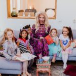 Ma'Ma Queen Instagram - Afgelopen zondag waren @iammamaqueen en de @bozebitchesboekenclub_ weer op bezoek voor een Drag Reading Hour! Er werd gemake-upt, voorgelezen (ja, inderdaad weer uit ‘DE NEEhoorn’) en de snoepjes en popcorn gingen hard (en werden de volgende dag nog in alle hoeken van The Writer’s Guide gevonden). Kortom: een topmiddag! Tot de volgende! 🏳️‍🌈 #dragstorytime #reading #bookclub #feministbookclub #rotterdam The Writer's Guide