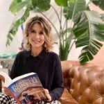 Macarena Pizarro Instagram - Ya tengo panorama para el fin de semana largo!! Salió la nueva novela de Florencia Bonelli, escritora argentina que conocí (y amé) hace años cuando leí la trilogía de Caballo de Fuego. La Casa Neville es la primera entrega de una nueva saga histórico-romántica que comienza en Londres en 1833. Disponible en @buscalibre, @antarticalibros, @feriachilenadellibro @planetadelibroscl @planetadeletrascl #CreemosEnLosLibros 📚#PublicidadGrupoPlaneta