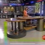Macarena Pizarro Instagram - Año 2003... llevaba ya dos años en el canal y teníamos estudio recién renovado, nos creíamos súper elegantes!!! #60añoschilevision @chvnoticias @chilevision