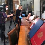 Macarena Pizarro Instagram - En el Archivo Nacional están todas las Constituciones que ha tenido Chile. Muy impresionante tener en mis manos la constitución de 1833, una belleza, de terciopelo, escrita con pluma, en español antiguo y está intacta después de casi 200 años!!! Esto fue parte de la serie de reportajes Constitución 80.