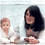 Macarena Pizarro Instagram - Esa guaguita era yo!!! Y la mujer preciosa a mi lado es mi mamá... que sigue siendo preciosa, la más linda (mal de la lagartija a full) y sigue siempre a mi lado, aunque estemos lejos. ❤️ Te echo tanto de menos mamá!!! La foto la restauró @maria.decoreciclaje y pueden ver la original en la segunda foto. Me parece tan raro, y al mismo tiempo me enternece, verme en colores!!! Jajjaja! Todas mis fotos de guagua son en B/N 🤷‍♀️Gracias por el regalo!!!!