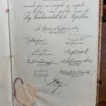 Macarena Pizarro Instagram - En el Archivo Nacional están todas las Constituciones que ha tenido Chile. Muy impresionante tener en mis manos la constitución de 1833, una belleza, de terciopelo, escrita con pluma, en español antiguo y está intacta después de casi 200 años!!! Esto fue parte de la serie de reportajes Constitución 80.