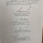 Macarena Pizarro Instagram - En el Archivo Nacional están todas las Constituciones que ha tenido Chile. Muy impresionante tener en mis manos la constitución de 1833, una belleza, de terciopelo, escrita con pluma, en español antiguo y está intacta después de casi 200 años!!! Esto fue parte de la serie de reportajes Constitución 80.