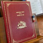 Macarena Pizarro Instagram - En el Archivo Nacional están todas las Constituciones que ha tenido Chile. Muy impresionante tener en mis manos la constitución de 1833, una belleza, de terciopelo, escrita con pluma, en español antiguo y está intacta después de casi 200 años!!! Esto fue parte de la serie de reportajes Constitución 80.