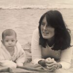Macarena Pizarro Instagram - Esa guaguita era yo!!! Y la mujer preciosa a mi lado es mi mamá... que sigue siendo preciosa, la más linda (mal de la lagartija a full) y sigue siempre a mi lado, aunque estemos lejos. ❤️ Te echo tanto de menos mamá!!! La foto la restauró @maria.decoreciclaje y pueden ver la original en la segunda foto. Me parece tan raro, y al mismo tiempo me enternece, verme en colores!!! Jajjaja! Todas mis fotos de guagua son en B/N 🤷‍♀️Gracias por el regalo!!!!