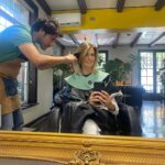 Macarena Pizarro Instagram - Blond again 😉 El guapo más talentoso, el talento más guapo y el lugar más lindo @leonidashairdresser @gonzaloleonidas