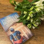 Macarena Pizarro Instagram - Ya tengo panorama para el fin de semana largo!! Salió la nueva novela de Florencia Bonelli, escritora argentina que conocí (y amé) hace años cuando leí la trilogía de Caballo de Fuego. La Casa Neville es la primera entrega de una nueva saga histórico-romántica que comienza en Londres en 1833. Disponible en @buscalibre, @antarticalibros, @feriachilenadellibro @planetadelibroscl @planetadeletrascl #CreemosEnLosLibros 📚#PublicidadGrupoPlaneta