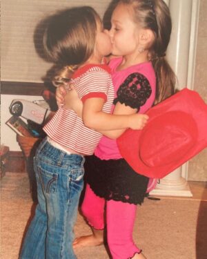 Mackenzie Ziegler Instagram - 👩‍❤️‍💋‍👩sister love