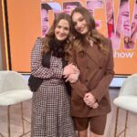 Maddie Ziegler Instagram - I mean, are we #twinning with our hair or what? @maddieziegler @thedrewbarrymoreshow