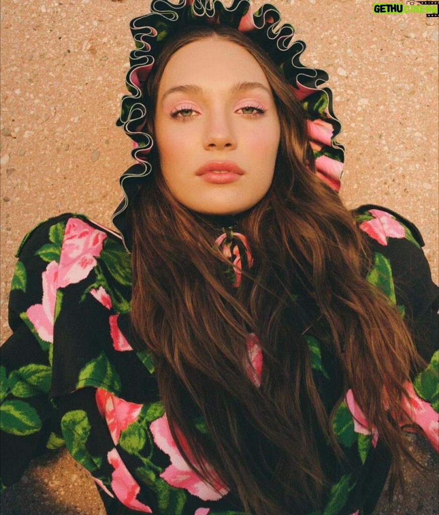 Maddie Ziegler Instagram - the continued story with @cosmopolitan 🧚🏼‍♀️