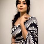 Madhurima Basak Instagram - সাজিয়ে তোলো হাত, রাখিতে দেখবে আজ অন্য রং অন্য এক পৃথিবী… @madhurimabasak9 ,looking absolutely stunning ❤️ #ChaarpasheAaloHok official music video out now : Link In Bio #PujoWithSVF #DurgaPuja2023 #durgapujavibes #ExplorePage #SVFMusic