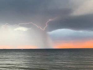 Magda Szubanski Instagram - Oh wow!! Incredible sunset and lightning over the bay 
🌅 🌩⛈ Hey @wendysharpeart they remind me of the colours you used in my portrait!!