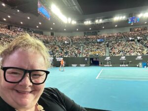 Magda Szubanski Instagram - AMAZING seats to watch an AMAZING match!! You know how I love me tennis!! de Minaur is on fire 🔥 tonight 🎾 Brilliant tennis from @alexdeminaur and Andrei Rublev
Thank you @piper_heidsieck for the incredible ON COURT EXPERIENCE and #ausopen @tennisaustralia @australianopen