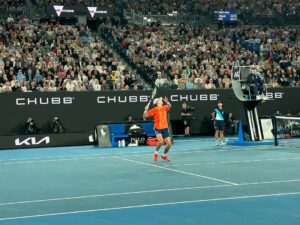 Magda Szubanski Instagram - AMAZING seats to watch an AMAZING match!! You know how I love me tennis!! de Minaur is on fire 🔥 tonight 🎾 Brilliant tennis from @alexdeminaur and Andrei Rublev
Thank you @piper_heidsieck for the incredible ON COURT EXPERIENCE and #ausopen @tennisaustralia @australianopen