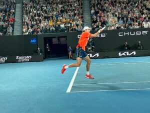 Magda Szubanski Instagram - AMAZING seats to watch an AMAZING match!! You know how I love me tennis!! de Minaur is on fire 🔥 tonight 🎾 Brilliant tennis from @alexdeminaur and Andrei Rublev
Thank you @piper_heidsieck for the incredible ON COURT EXPERIENCE and #ausopen @tennisaustralia @australianopen