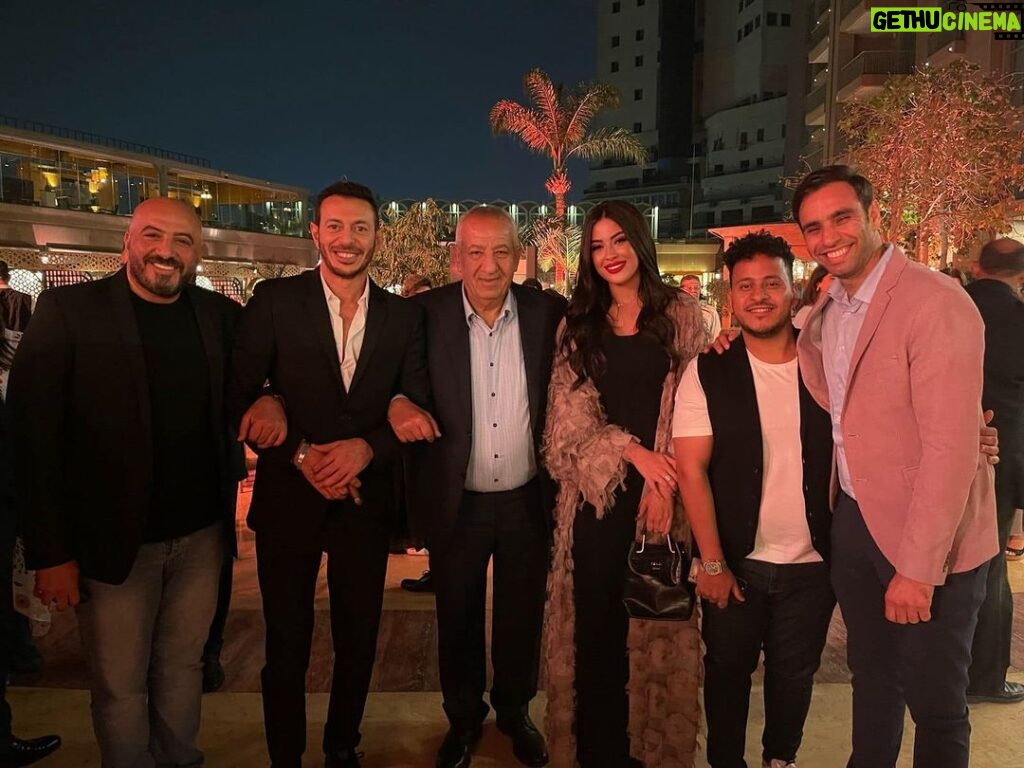 Magdy El Hawary Instagram - الحقيقة انا بقوم بالانتاج اكتر من 25 سنة ! واشتغلت كمان مع منتجين من اخراجي ، في منهم كتير فاهمين وواعين ، ومخرجين كتير كبار اشتغلت معاهم من انتاجي .. #سينما #ومسرح #وتلفزيون #واعلانات #واغاني #وبرامج .. الحمد لله 🙏 بس خليني اقول كلمة في حق منتج يمكن تكون شاهدتي فيه مجروحة 😞 لانه صاحبي واعرفه من زمان . بس يلاا هقول ورزقي علي الله 🙏 يمكن اول مرة اشتغل معاه 👌 بس علشان انا منتج وفاهم ايه هي مهنة المنتج واهميتها ، وازاي ممكن تنجح عمل وممكن … لقدر الله . لو مش واعي ، وانها مش مجرد فلوس 💵 ولإي حد عايز ينتج وخلاص .. ولا هي مجرد لقطةً !! ولاهي علشان حد فيها يهمه 😉 . ولا يسيب المخرج يجاهد ويغرق لوحده 😞 ويفكر انه بكده بيوفر 😡 وهو والله مايعرف يعني ايه سيناريو ولا حتي فين مصلحته في الموضوع اللي بيقدمه . ويصرف اكتر وبغباء . لا والله . لا والله هي موهبة . وفن . وحداثة . وذكاء . ورؤية لقدام . ووعي 👌 مش صدفة ولا قرار ! ومعرفش اقولك تتعلمها ازاي !! ولا في اي جامعة ! هي من عند ربنا . يعني ياعندك .. يامعندكش . لان في فرق بين انك تتنتج وبين انك تدير الانتاج . وبين انك تبقي ولا ده ولا ده ! 😉 صور من حفل سحور #المسلسل مع #المنتج #كامل_ابوعلي الواعي . اللي فاهم يعني ايه منتج . وبيعمل ايه ! وبيشتغل إزاي ، موهوب في الشغلانه وبيكمل حلم المخرج لما يؤمن بحلمه ده 😍 وعارف هو بيصرف فين ، وعلي ايه ، كويس . ياكامل متبعدش عن الانتاج تاني ! في مخرجين زملاء كتير في الشغلانه ! محتاجين حد موهوب زيك لحلمهم في الشغلانة . ♥✌🏽🙏 و #دايماًعامر♥