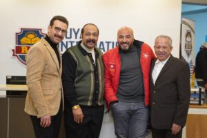 Magdy El Hawary Instagram - كنت في زيارة  امس لمدرسة الاولاد بدعوة من مستر عامر الإخصائي الاجتماعي وكان  #حزين😉 🤣 
وكان هناك مستر لطفي وكيل المدرسة الراجل الطيب اوي 🤣🤗 وميس زهرة 🌹 العسل مديرة المدرسة ومن المدرسة الناشونال مستر فايز وحش الرياضة ومستر اكرم ملك الكميا والمجرد الغلبان مستر شحاته بتاع العربي 🤣✌🏽ودخلت فصل الولاد واتصورت  معاهم 🤗 مع ان ده ممنوع ⛔️💪😝 بس كان يوم لذيذ😍 
مذكرات 2 #دايماًعامر
#الباتروس