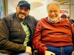 Magdy El Hawary Instagram - صورة الموسم امس✌🏽 مع القدير  #يحي_الفخراني دائمآ مانستمتع بإبداعك وفنك 🙏🤗 كم نحن محظوظين بك يافاخرو 😊♥️ #موسم_الرياض #ياما_في_الجراب_ياحاوي #cairoshow❤️