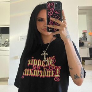 Maggie Lindemann Instagram - SUCKERPUNCH CD bundle box sets with signed limited edition insert cards and oversized tees are live on maggielindemann.com!!🫀🖤