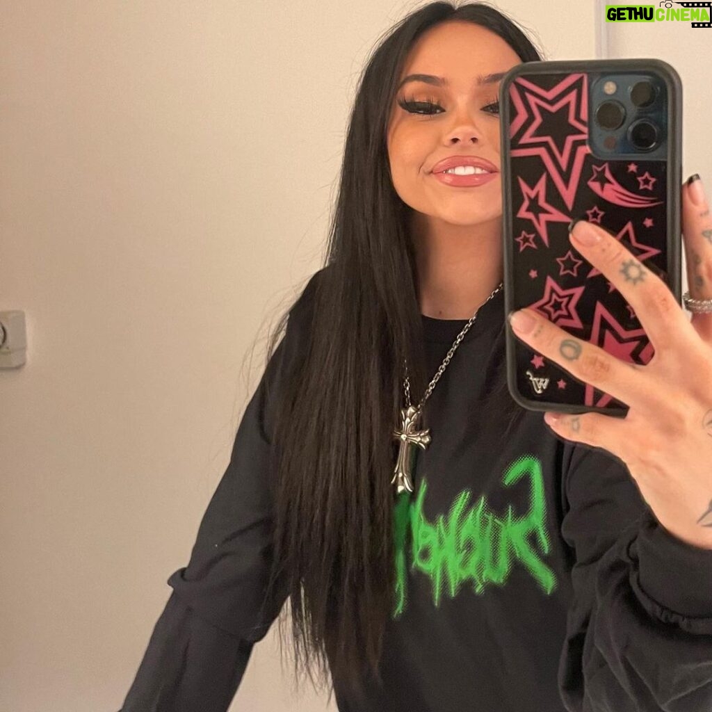 Maggie Lindemann Instagram - SUCKERPUNCH CD bundle box sets with signed limited edition insert cards and oversized tees are live on maggielindemann.com!!🫀🖤
