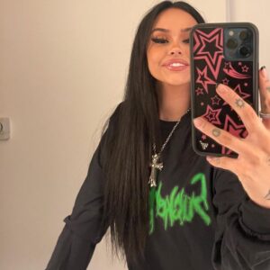 Maggie Lindemann Instagram - SUCKERPUNCH CD bundle box sets with signed limited edition insert cards and oversized tees are live on maggielindemann.com!!🫀🖤
