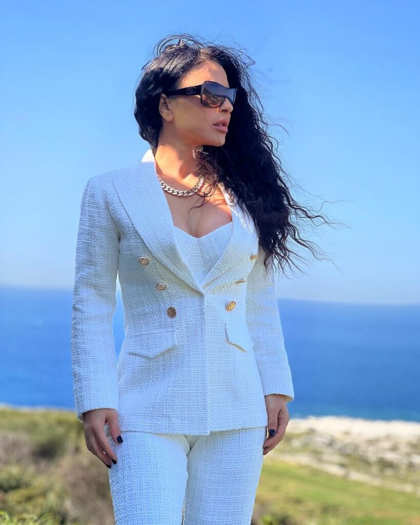 Maguy Bou Ghosn Instagram - Good morning. Feeling Summer here ☀️😍 Outfit @hhart.uae 📷 @haissam.najjar #MaguyBouGhosn | #ماغي_بو_غصن