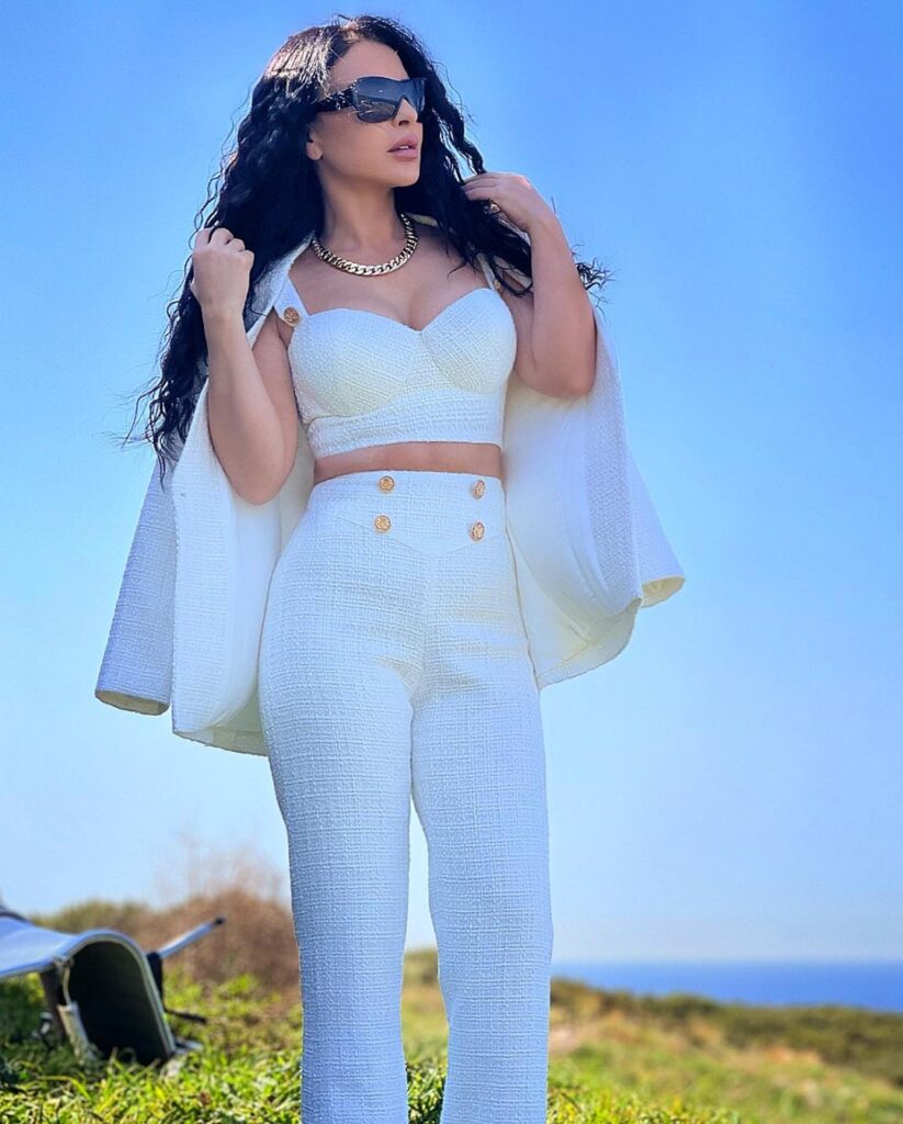 Maguy Bou Ghosn Instagram - Good morning. Feeling Summer here ☀️😍 Outfit @hhart.uae 📷 @haissam.najjar #MaguyBouGhosn | #ماغي_بو_غصن