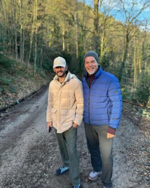 Mahesh Babu Instagram - Trekking in the Black Forest in freezing temperatures. 😎❄️ @drharrykoenig 

#BadenBaden #Nature #BlackForest