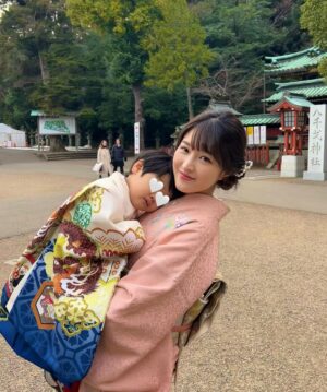 Mai Hakase Instagram - 息子尊い❤️
息子には2人目妊娠中や出産でたくさん我慢させてしまいました😣2歳でまだまだ「抱っこー」の時期だけど、
「ママはお腹に赤ちゃんがいるから抱っこできないんだよ、赤ちゃんが出てきたら抱っこするね」と話していたら、「抱っこしてー」と言わなくなり、出産後に「ママもうお腹に赤ちゃんいないから抱っこできるの？」と聞いてきました（ ; ; ）すごく我慢してたんだなーと🥺
入院の時も帝王切開の心配もありましたがそれよりも息子と離れることの方が心配でした😓7泊8日で子供との面会はNGだったので、私も寂しいし、息子も大丈夫かなぁと（ ; ; ）息子はちゃんと理解できると思ったのでお別れの時も「病院に行くからしばらく会えないけど帰ってくるからね」と言い聞かせて入院しました。「ママはいつかえるの？ぼくもびょういんいく！」と毎日言っていたようですが、
私がいなくても頑張ってる息子の姿を動画で送られてきたり、テレビ電話をしてたら息子に会いたくて泣いてました（ ; ; ）再会の時は全速力で私のところに走ってきてくれて抱きついてきたのでその場にいた皆涙😭（母にビデオをまわしてもらってたのに、なぜか全然撮れてなかった😓）
妹も産まれてきてあまり赤ちゃん返りもなく、ちゃんと妹を可愛がっていてお兄さんしていますが、甘えられる時はたくさん甘えさせてあげてます♡というか私が息子にベタベタしてます🤭いつまで経っても可愛いベビー👶🩷

#七五三
#息子ラブ 
#男の子ママ
#女の子ママ