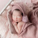 Mai Hakase Instagram - 娘のニューボーンフォト♡ 生後11日目で撮影しました👼この時期しか撮れないこのかんじ♡この表情たまらない🩷 写真は @cherie_newbornphoto さん📷 インスタを見てとても私好みの写真だったのでお願いしました🩷 ご自身も二児のお母様でニューボーンフォトの経験豊富なカメラマンさんだったので、ベビーの扱いも慣れていてとても安心して撮影できました☺️ 他にもたくさんとっていただいたのでお写真のせます👶 #newbornphoto #ニューボーンフォト