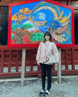 Mai Hakase Instagram - 2024年、胸が痛い出来事が連日続き、
気持ちも落ち着かず新年のご挨拶が遅くなりました。
この度の令和6年能登半島地震により被災された皆様、
ご家族の皆様に心よりお見舞い申し上げます。
寒さや今も続く余震に怖い思いをされていると思います。
1日も早く安心して眠れる日が来ますように。微力ですが私達でできることはさせてもらおうと思います。

年末に第二子を出産してから実家に帰っていましたが、
また東京の生活がスタートしますので、SNSも日常に戻していきたいと思います‼️今年はInstagramの更新も増やしていけたらと思います☺️（いつかもこれ目標にしたはず💦）
今年も宜しくお願い致します🐉