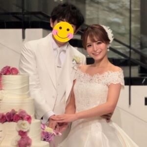 Mai Hakase Instagram - いつメン仲間のめぐにゃんの結婚式💒👰‍♀️❤️
もう可愛くて可愛すぎてプリンセスすぎました👸（語彙力w）
新郎新婦の優しい人柄が溢れたあたたかすぎる結婚式で終始涙😭🩷幸せそうな2人の姿が見れてこちらまでほっこり、幸せな気持ちになりました😍🩷
いつメンテーブルは賑やかで、ずっと笑っててお腹痛くなった🤣
若いスタッフさんに写真撮ってもらったら何かポーズつけてくださいって言われて、皆戸惑ってしたポーズのぎこちなさ🤭ww（写真4枚目）
結婚式て人生の中でもかなり大きなイベントで、そこに呼んでもらうってとても幸せなことで感謝な1日でした😊❤️
本当におめでとう💓
#happywedding 
#結婚式