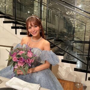 Mai Hakase Instagram - いつメン仲間のめぐにゃんの結婚式💒👰‍♀️❤️
もう可愛くて可愛すぎてプリンセスすぎました👸（語彙力w）
新郎新婦の優しい人柄が溢れたあたたかすぎる結婚式で終始涙😭🩷幸せそうな2人の姿が見れてこちらまでほっこり、幸せな気持ちになりました😍🩷
いつメンテーブルは賑やかで、ずっと笑っててお腹痛くなった🤣
若いスタッフさんに写真撮ってもらったら何かポーズつけてくださいって言われて、皆戸惑ってしたポーズのぎこちなさ🤭ww（写真4枚目）
結婚式て人生の中でもかなり大きなイベントで、そこに呼んでもらうってとても幸せなことで感謝な1日でした😊❤️
本当におめでとう💓
#happywedding 
#結婚式