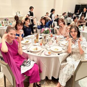 Mai Hakase Instagram - いつメン仲間のめぐにゃんの結婚式💒👰‍♀️❤️
もう可愛くて可愛すぎてプリンセスすぎました👸（語彙力w）
新郎新婦の優しい人柄が溢れたあたたかすぎる結婚式で終始涙😭🩷幸せそうな2人の姿が見れてこちらまでほっこり、幸せな気持ちになりました😍🩷
いつメンテーブルは賑やかで、ずっと笑っててお腹痛くなった🤣
若いスタッフさんに写真撮ってもらったら何かポーズつけてくださいって言われて、皆戸惑ってしたポーズのぎこちなさ🤭ww（写真4枚目）
結婚式て人生の中でもかなり大きなイベントで、そこに呼んでもらうってとても幸せなことで感謝な1日でした😊❤️
本当におめでとう💓
#happywedding 
#結婚式