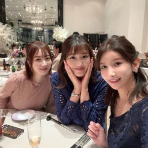 Mai Hakase Instagram - いつメン仲間のめぐにゃんの結婚式💒👰‍♀️❤️
もう可愛くて可愛すぎてプリンセスすぎました👸（語彙力w）
新郎新婦の優しい人柄が溢れたあたたかすぎる結婚式で終始涙😭🩷幸せそうな2人の姿が見れてこちらまでほっこり、幸せな気持ちになりました😍🩷
いつメンテーブルは賑やかで、ずっと笑っててお腹痛くなった🤣
若いスタッフさんに写真撮ってもらったら何かポーズつけてくださいって言われて、皆戸惑ってしたポーズのぎこちなさ🤭ww（写真4枚目）
結婚式て人生の中でもかなり大きなイベントで、そこに呼んでもらうってとても幸せなことで感謝な1日でした😊❤️
本当におめでとう💓
#happywedding 
#結婚式